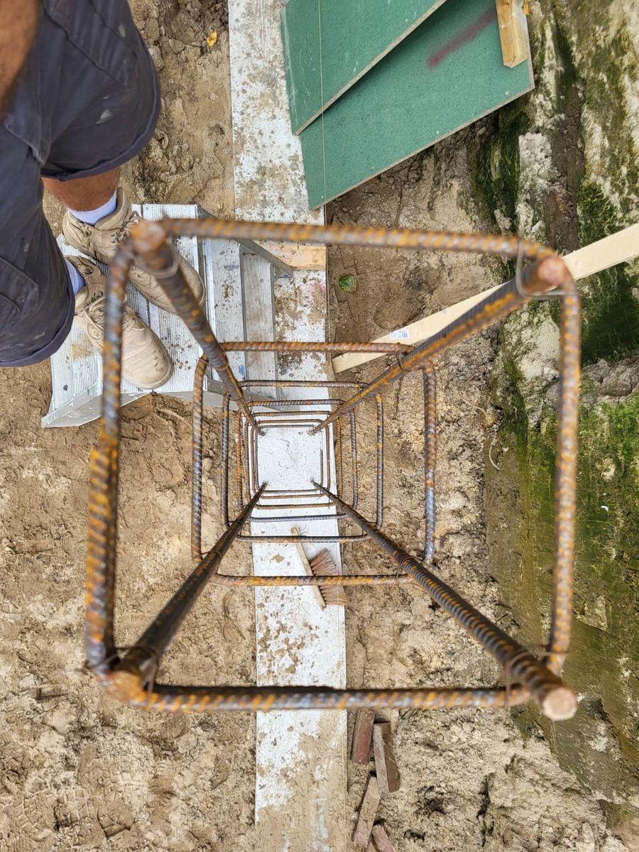 Wapeningskorf in de funderingssleuf, klaar voor het storten van beton