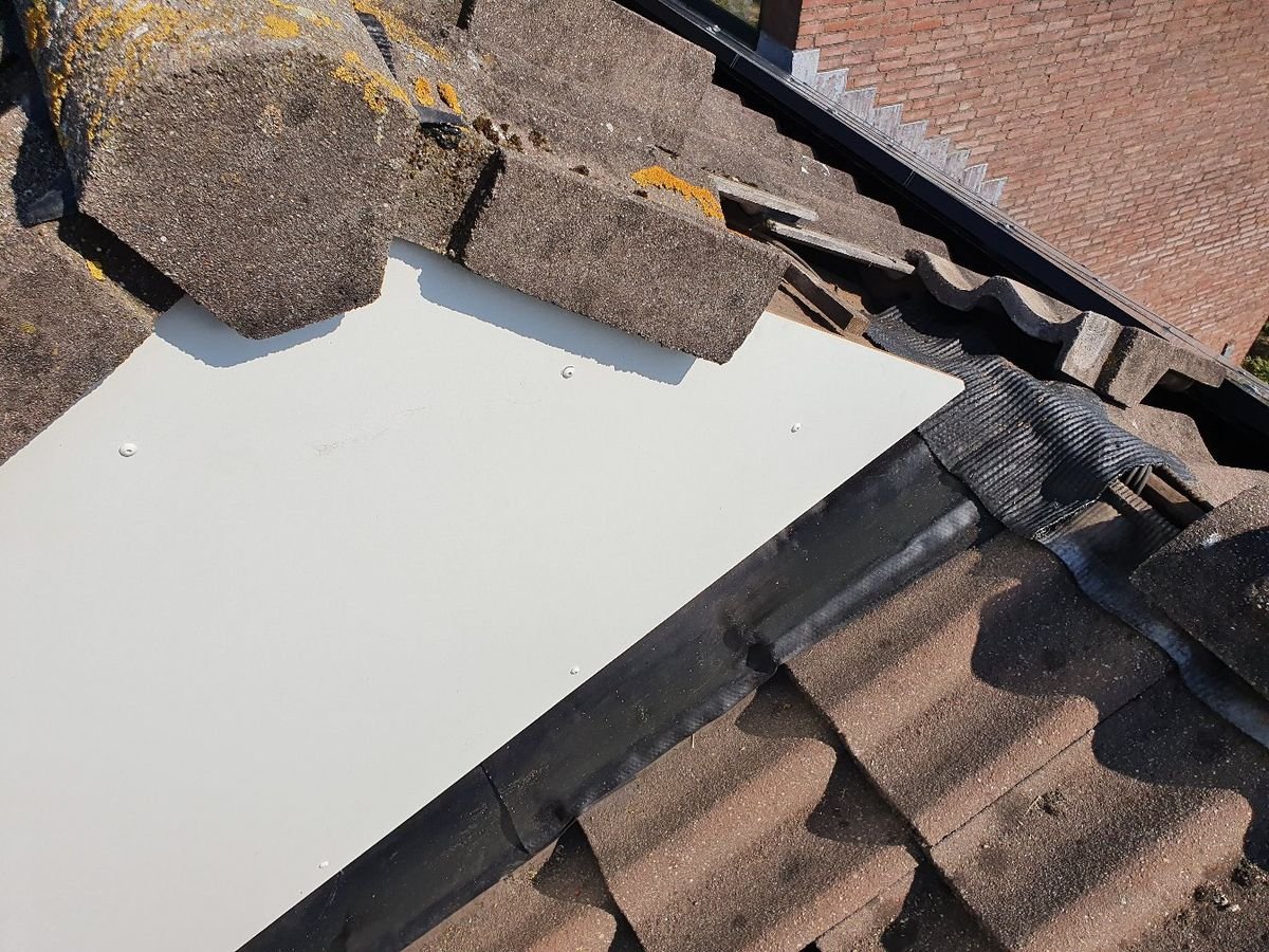 Aansluiting van dakpannen op de zijwang van een nieuwe dakkapel