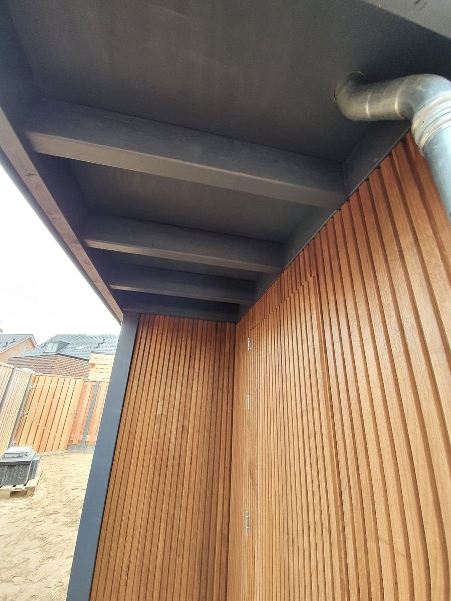Hardhouten verticale latten als wandbekleding van een overkapping